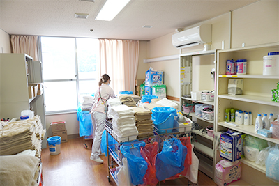清拭の準備をする山田さん